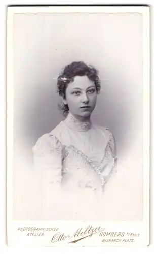 Fotografie Otto Meltzer, Homberg a. R., Bismarck Platz, hübsche Frau im weissen Kleid
