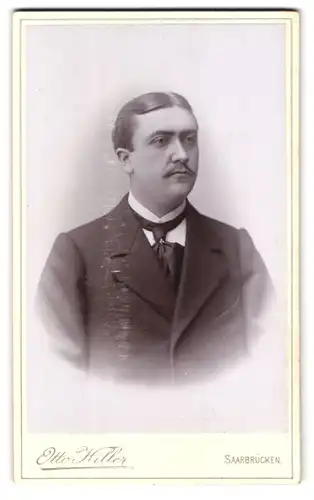 Fotografie Otto Hiller, Saarbrücken, An der neuen Brücke, Portrait Herr mit Mittelscheitel und Schnauzbart