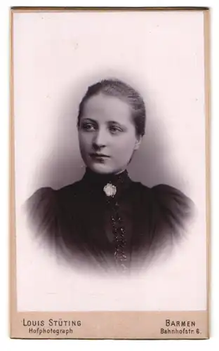 Fotografie Louis Stüting, Barmen, Bahnhofstrasse 6, hübsche Frau im schwarzen Kleid mit Brosche