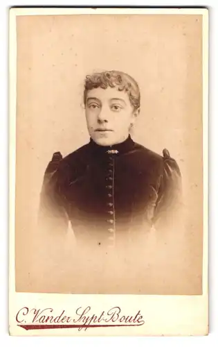 Fotografie C. Vander Sypt-Boute, Gand, Rue du Nord 6, Portrait junge Dame im dunklen Gewand