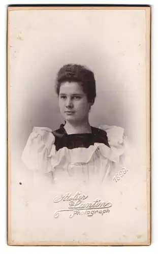 Fotografie Atelier Lantin, Aachen, Friedrich-Wilhelm-Platz 10, Portrait junge Dame im hellen Kleid