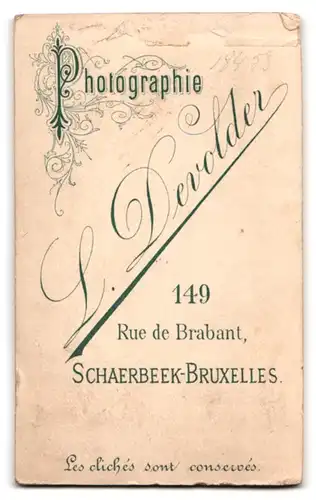 Fotografie L. Devolder, Schaerbeek-Bruxelles, Rue de Brabant 149, niedliches Mädchen im weissen Kleid