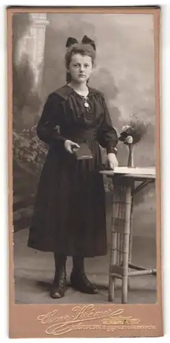 Fotografie Oscar Krämer, Zittau, Hospitalstrasse 2, junge Dame mit schwarzem Kleid und Schleife im Haar