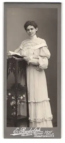 Fotografie E. Rudolph, Hof, Altstadt-Lorenzstrasse 3, hübsche Frau mit Buch in der Hand
