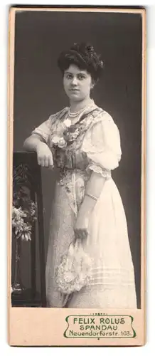 Fotografie Felix Rolus, Spandau, Neuendorferstrasse 103, junge Dame mit hochgesteckter Frisur und Perlenkette