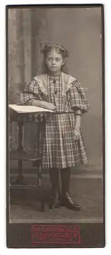 Fotografie W. Sannwald, Edenkoben, Villastrasse, Portrait junges Mädchen mit geflochtenem Zopf und Schleifen