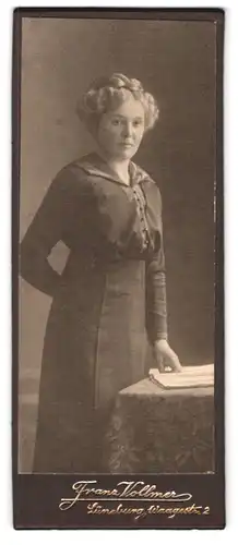 Fotografie Franz Vollmer, Lüneburg, Waagestrasse 2, Portrait bürgerliche Dame in modischer Kleidung