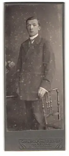 Fotografie Carl Wolf, Harburg, Portrait junger Herr im Anzug mit Krawatte