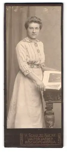 Fotografie H. Schulze Nachf., Bischofswerda, Portrait junge Dame in modischer Kleidung