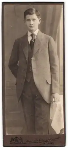 Fotografie Kurt Behringschmidt, Wilkau i /S., Portrait junger Herr im Anzug mit Krawatte