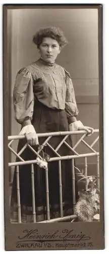 Fotografie Heinrich Imig, Zwickau i /S., Hauptmarkt 15, Portrait junge Dame in hübscher Bluse und Rock