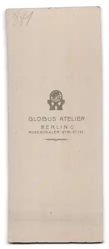 Fotografie Atelier Globus, Berlin-C., Rosenthaler-Strasse 27-31, Portrait kleiner Junge im Matrosenanzug mit Heft