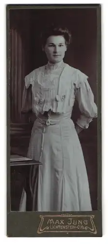 Fotografie Max Jung, Lichtenstein-C. i /S, Portrait junge Dame in hübscher Kleidung