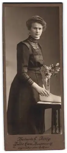 Fotografie Heinrich Imig, Zwickau i /S., Hauptmarkt 15, Portrait junge Dame im modischen Kleid