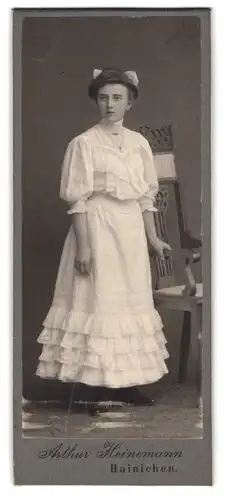 Fotografie Arthur Heinemann, Hainichen, Portrait junge Dame im weissen Kleid