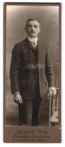 Fotografie Heinrich Imig, Zwickau i /S., Hauptmarkt 15, Portrait junger Herr im Anzug mit Krawatte