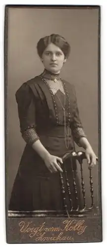 Fotografie Voigt vorm. Kolby, Zwickau, Portrait junge Dame in modischer Kleidung