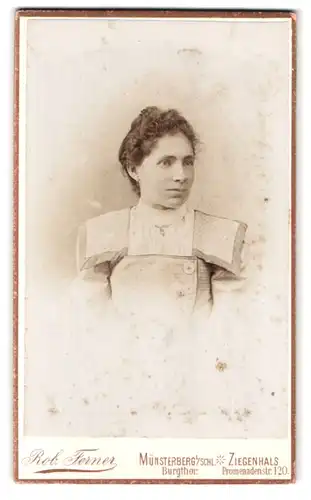 Fotografie Robert Ferner, Münsterberg, Burgtor, Portrait junge Dame im modischen Kleid