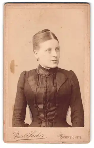 Fotografie Paul Sacher, Schweidnitz, Petersstrasse 24, Portrait junge Dame im modischen Kleid