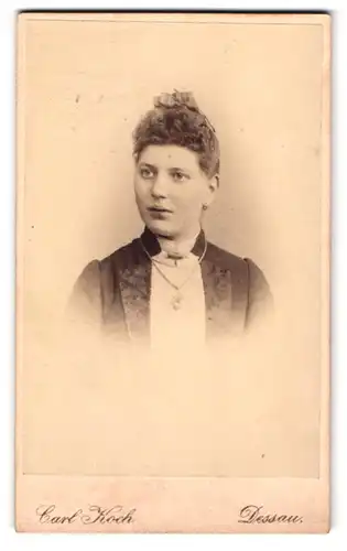Fotografie Carl Koch, Dessau, Cavalier-Strasse 40, Portrait junge Dame mit Kragenbrosche und Medaillon