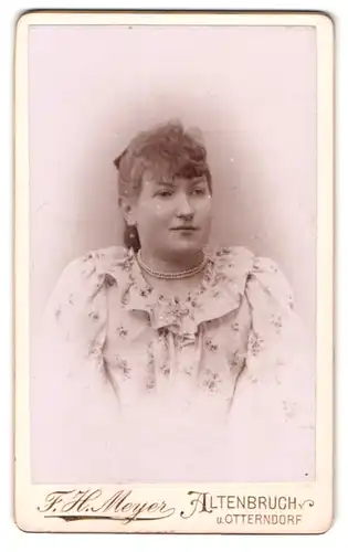 Fotografie F. H. Meyer, Altenbruch, Portrait junge Dame im geblümten Kleid
