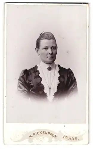 Fotografie H. Pickenpack, Stade, Ecke Höker- und kl. Schmiedestrasse, Portrait hübsch gekleidete Dame mit Kragenbrosche