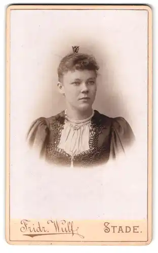 Fotografie Fridr. Wulf, Stade, Ecke der Höker- & kl. Schmiedestrasse, Portrait junge Dame in hübscher Kleidung