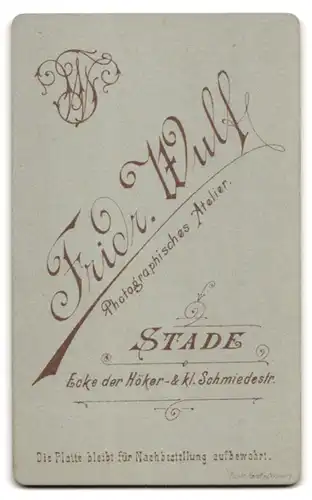 Fotografie Fridr. Wulf, Stade, Ecke der Höker- & kl. Schmiedestrasse, Portrait junge Dame in hübscher Kleidung