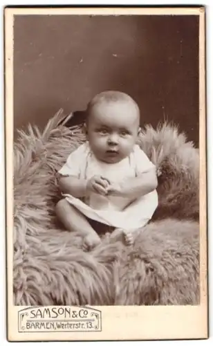 Fotografie Samson & Co., Barmen, Werterstrasse 13, Portrait süsses Kleinkind im weissen Hemd