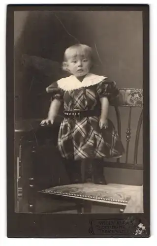 Fotografie Willy Maas, Oldenburg i /Gr., Theaterwall 15, Portrait kleines Mädchen im karierten Kleid