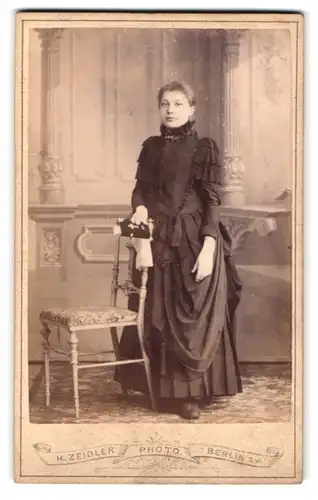 Fotografie H. Zeidler, Berlin-SW, Portrait schwarz gekleidete Dame mit Gebetsbuch