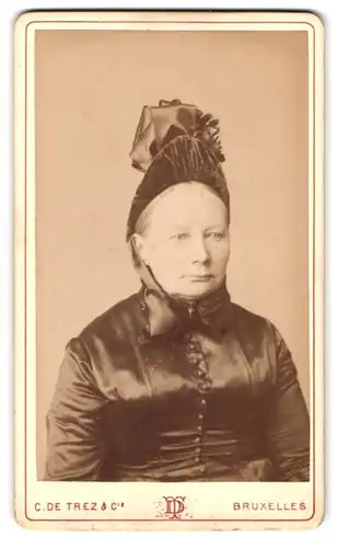 Fotografie C. de Trez & Cie, Bruxelles, Gand, Rue de la Corne, 1 & 3, Portrait bürgerliche Dame mit Haube