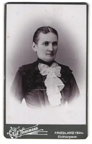 Fotografie Anton Hausmann, Friedland i /B., Görlitzergasse, Portrait bürgerliche Dame mit zurückgebundenem Haar