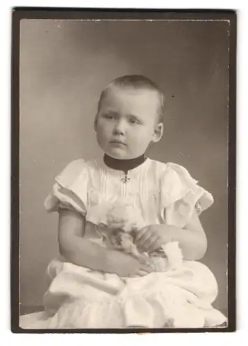 Fotografie A. Jandorf & Co., Berlin-SW, Bellealliancestrasse 1-2, Portrait kleines Mädchen im weissen Kleid