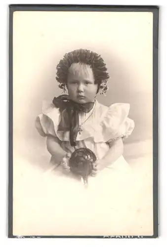 Fotografie A. Jandorf & Co., Berlin-N, Brunnen-Strasse 19-21, Portrait kleines Mädchen im Kleid mit Ball