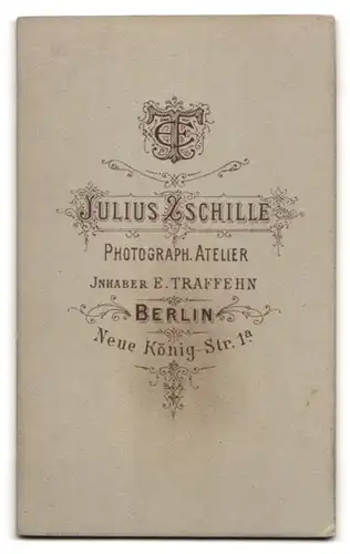 Fotografie Julius Zschille, Berlin, Neue König-Strasse 1 a, Portrait süsses Kleinkind im weissen Hemd