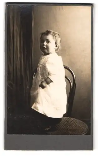 Fotografie Amerikanische Photografie-Salon, Strassburg i. E., Langestrasse 108, Portrait kleines Mädchen im weissen Kleid