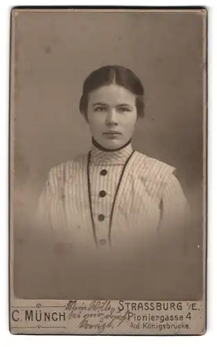 Fotografie C. Münch, Strassburg i /E., Pioniergasse 4, Portrait junge Dame im modischen Kleid