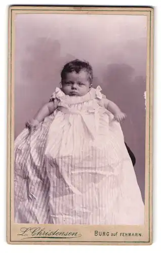 Fotografie L. Christensen, Burg auf Fehmarn, Portrait süsses Baby im langen Kleid