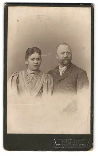 Fotografie Fr. Rose, Wernigerode, Nicolaiplatz 1, Portrait bürgerliches Paar in modischer Kleidung