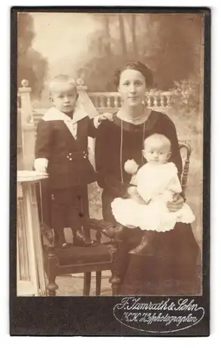 Fotografie F. Jamrath & Sohn, Berlin, Portrait bürgerliche Dame mit Kleinkind auf dem Schoss und kleinem Jungen