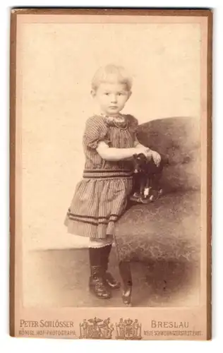 Fotografie Peter schlösser, Breslau, Neue Schweidnitzerstrasse 17, Portrait Mädchen im Kleid mit Spielzeugpferd