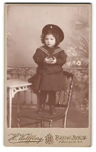 Fotografie H. Wolffberg, Berlin-Rixdorf, Bergstrsase 9, Portrait modisch gekleidetes Mädchen mit Ball in der Hand