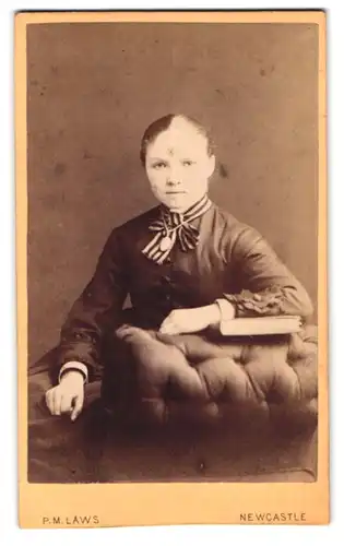 Fotografie P. M. Laws, Newcastle on Tyne, 38, Blackett St., Portrait modisch gekleidete Dame mit Amulett