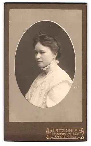 Fotografie Fritz Ohle, Lemgo i /Lippe, Haferstrasse, Brustportrait junge Dame in hübscher Kleidung