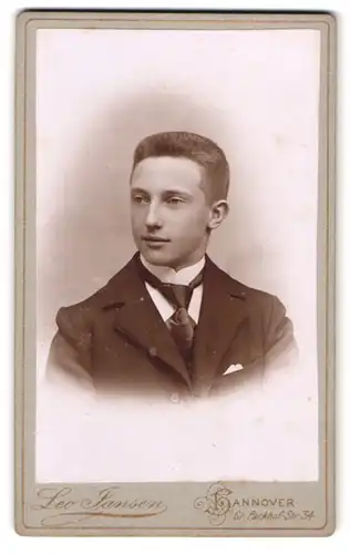 Fotografie Leo Jansen, Hannover, Gr. Packhof-Strasse 34, Portrait junger Herr im Anzug mit Krawatte