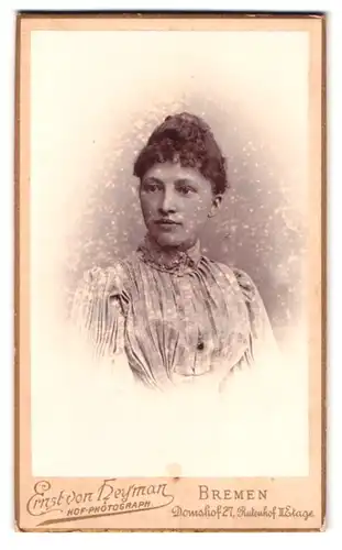 Fotografie Ernst von Heyman, Bremen, Domshof 27, Portrait junge Dame in modischer Kleidung