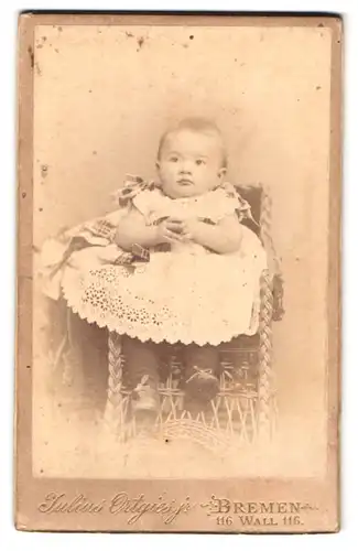 Fotografie Julius Ortgies jr., Bremen, Wall 116, Portrait süsses Kleinkind im weissen Kleid