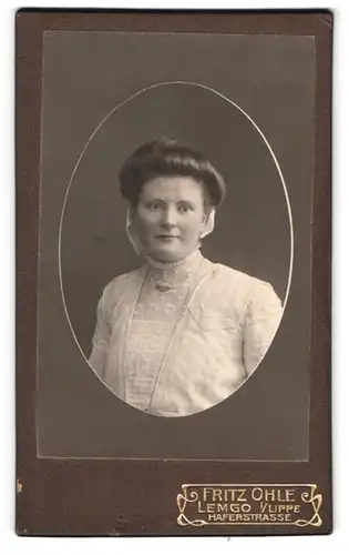 Fotografie Fritz Ohle, Lemgo i /Lippe, Haferstrasse, Portrait junge Dame in hübscher Kleidung