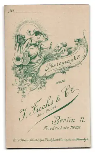 Fotografie J. Fuchs & Co., Berlin-N, Friedrichstrasse 108, Portrait junge Dame im weissen Kleid